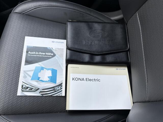 Hyundai Kona EV Premium 64 kWh SOH 100 % 1 Fase / Lichtmetalen velgen 17 / Cruise control adaptief met Stop&Go en stuurhulp / Airco automatisch /