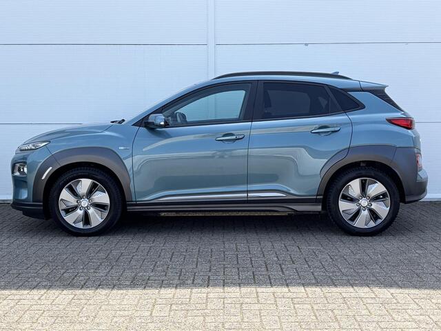 Hyundai Kona EV Premium 64 kWh SOH 100 % 1 Fase / Lichtmetalen velgen 17 / Cruise control adaptief met Stop&Go en stuurhulp / Airco automatisch /