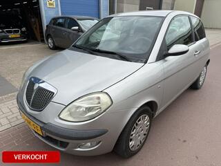 Lancia Ypsilon 1.4-16V Argento APK dec-2026 Prima auto nog Bj. 2003 met elektrische ramen, radio/CD speler, etc. Boekjes zijn aanwezig.