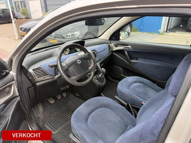 Lancia Ypsilon 1.4-16V Argento APK dec-2026 Prima auto nog Bj. 2003 met elektrische ramen, radio/CD speler, etc. Boekjes zijn aanwezig.