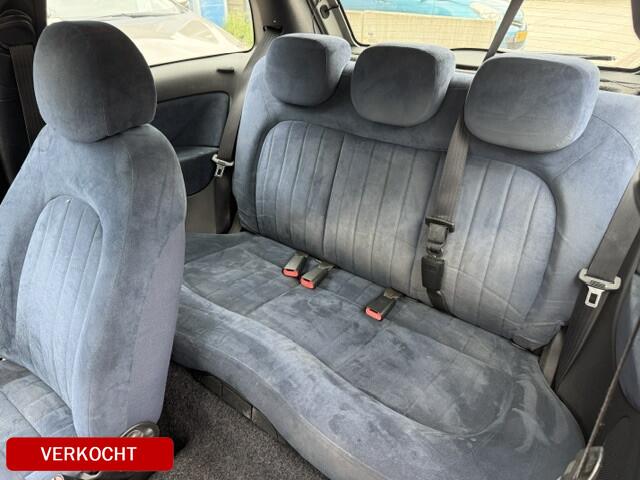 Lancia Ypsilon 1.4-16V Argento APK dec-2026 Prima auto nog Bj. 2003 met elektrische ramen, radio/CD speler, etc. Boekjes zijn aanwezig.