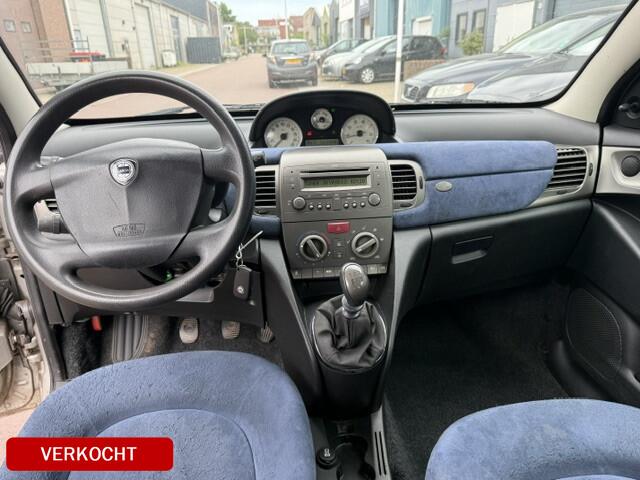 Lancia Ypsilon 1.4-16V Argento APK dec-2026 Prima auto nog Bj. 2003 met elektrische ramen, radio/CD speler, etc. Boekjes zijn aanwezig.
