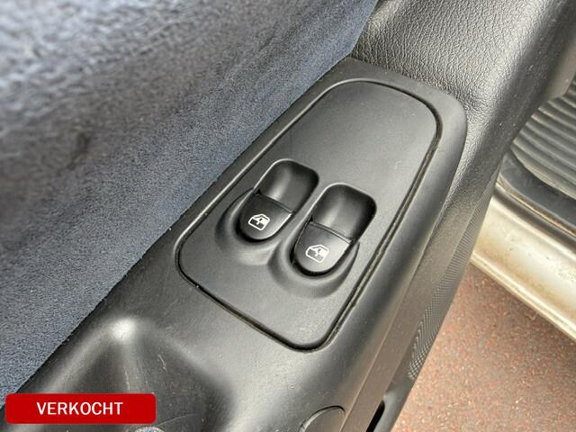 Lancia Ypsilon 1.4-16V Argento APK dec-2026 Prima auto nog Bj. 2003 met elektrische ramen, radio/CD speler, etc. Boekjes zijn aanwezig.