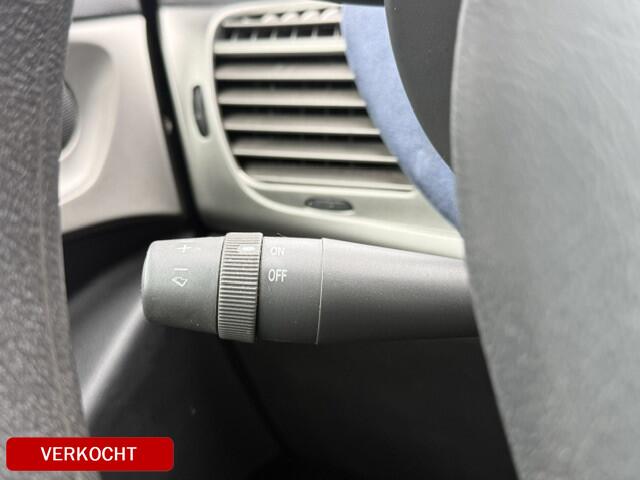 Lancia Ypsilon 1.4-16V Argento APK dec-2026 Prima auto nog Bj. 2003 met elektrische ramen, radio/CD speler, etc. Boekjes zijn aanwezig.