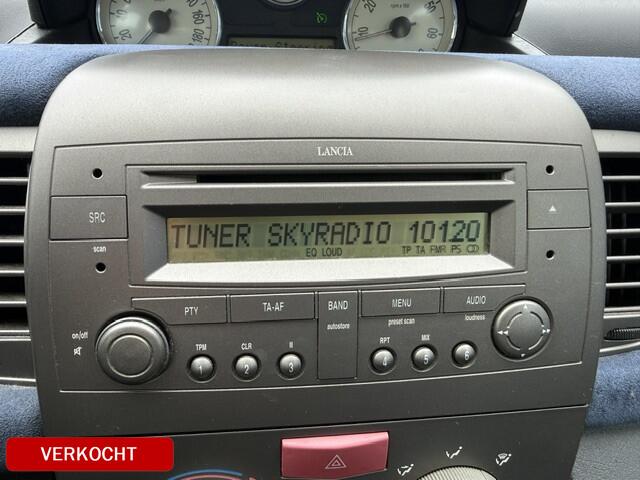 Lancia Ypsilon 1.4-16V Argento APK dec-2026 Prima auto nog Bj. 2003 met elektrische ramen, radio/CD speler, etc. Boekjes zijn aanwezig.