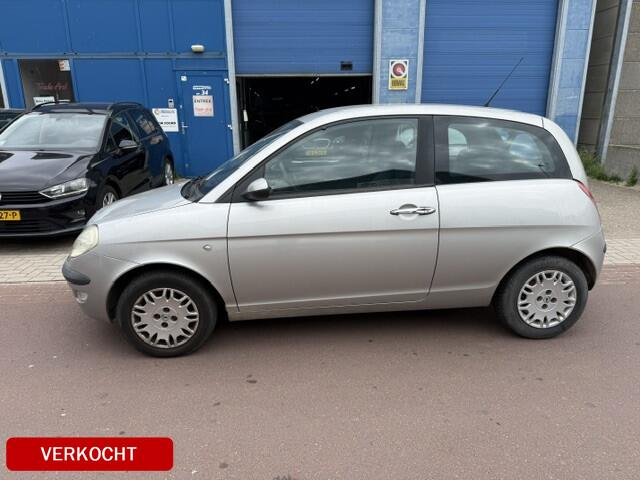 Lancia Ypsilon 1.4-16V Argento APK dec-2026 Prima auto nog Bj. 2003 met elektrische ramen, radio/CD speler, etc. Boekjes zijn aanwezig.
