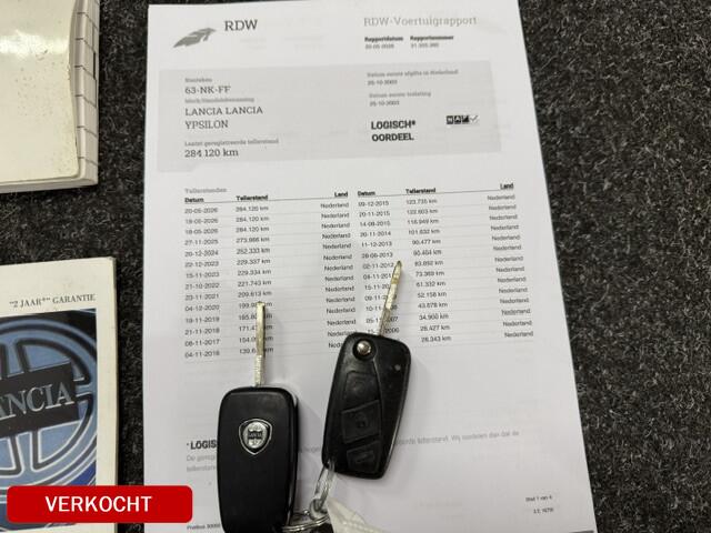 Lancia Ypsilon 1.4-16V Argento APK dec-2026 Prima auto nog Bj. 2003 met elektrische ramen, radio/CD speler, etc. Boekjes zijn aanwezig.