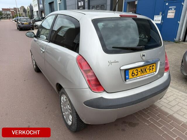 Lancia Ypsilon 1.4-16V Argento APK dec-2026 Prima auto nog Bj. 2003 met elektrische ramen, radio/CD speler, etc. Boekjes zijn aanwezig.