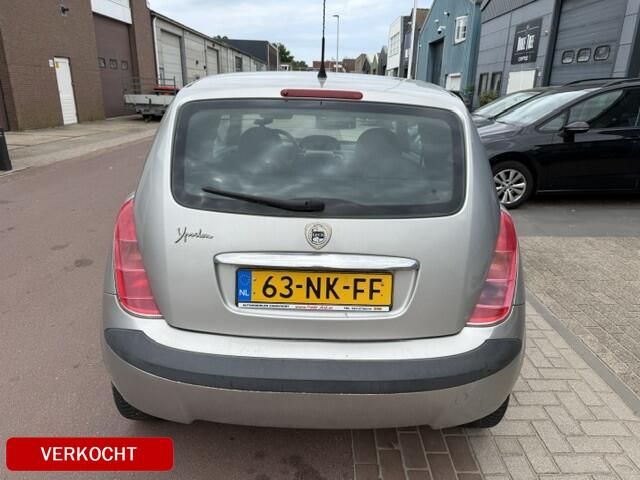 Lancia Ypsilon 1.4-16V Argento APK dec-2026 Prima auto nog Bj. 2003 met elektrische ramen, radio/CD speler, etc. Boekjes zijn aanwezig.