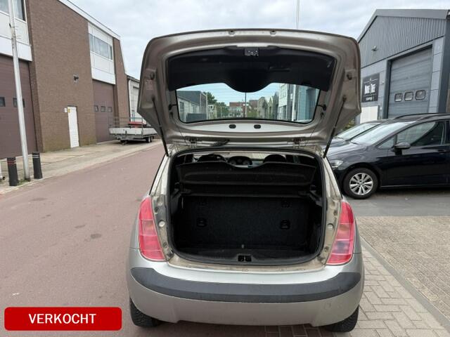 Lancia Ypsilon 1.4-16V Argento APK dec-2026 Prima auto nog Bj. 2003 met elektrische ramen, radio/CD speler, etc. Boekjes zijn aanwezig.