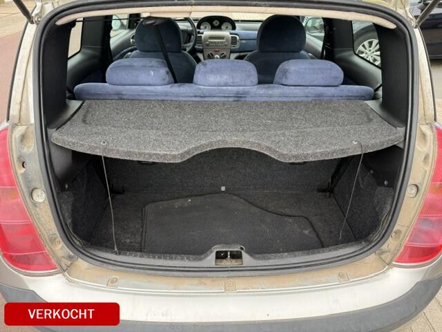Lancia Ypsilon 1.4-16V Argento APK dec-2026 Prima auto nog Bj. 2003 met elektrische ramen, radio/CD speler, etc. Boekjes zijn aanwezig.