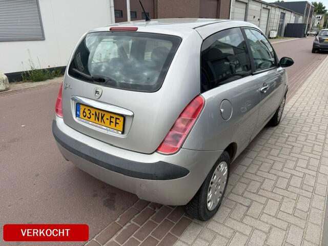 Lancia Ypsilon 1.4-16V Argento APK dec-2026 Prima auto nog Bj. 2003 met elektrische ramen, radio/CD speler, etc. Boekjes zijn aanwezig.