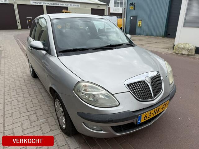 Lancia Ypsilon 1.4-16V Argento APK dec-2026 Prima auto nog Bj. 2003 met elektrische ramen, radio/CD speler, etc. Boekjes zijn aanwezig.