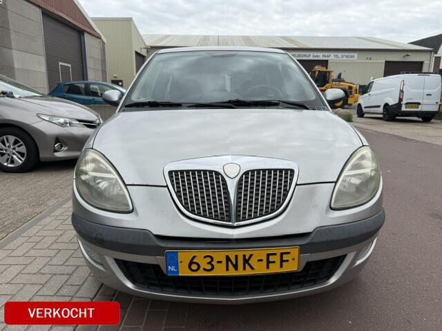 Lancia Ypsilon 1.4-16V Argento APK dec-2026 Prima auto nog Bj. 2003 met elektrische ramen, radio/CD speler, etc. Boekjes zijn aanwezig.