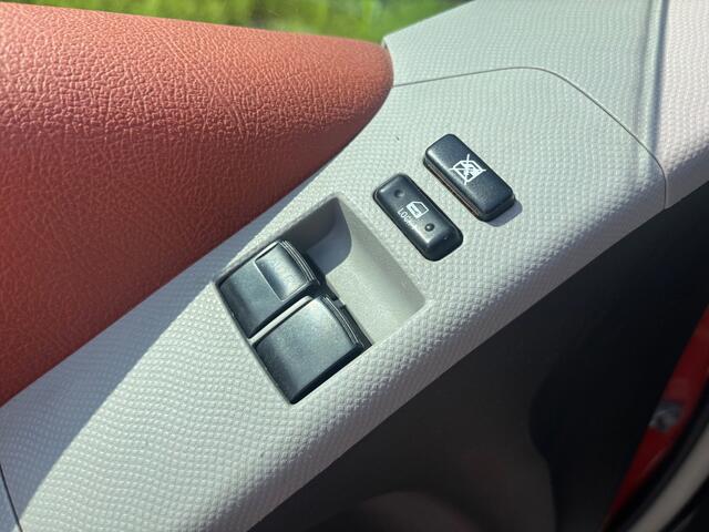 Toyota Yaris 1.3 VVTi Sol | e Koppeling | Lederen bekleding | Airco | El. Ramen | NAP | Rijdt en schakelt top