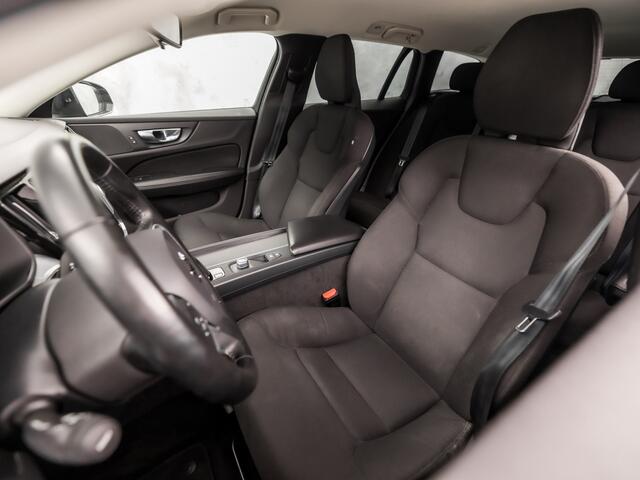Volvo V60 2.0 B3 Sport 177Pk Automaat APPLE CARPLAY, GROOT NAVI, PARKEERSENSOREN, GETINT GLAS, SPORTSTOELEN, DAKRAILS ZWART, LED KOPLAMPEN, E APK, STAAT