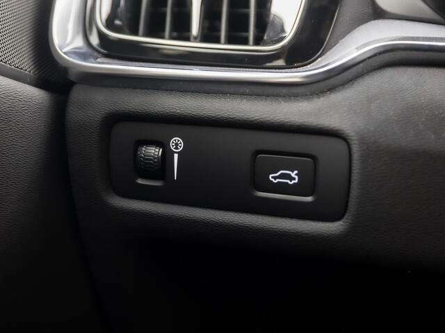 Volvo V60 2.0 B3 Sport 177Pk Automaat APPLE CARPLAY, GROOT NAVI, PARKEERSENSOREN, GETINT GLAS, SPORTSTOELEN, DAKRAILS ZWART, LED KOPLAMPEN, E APK, STAAT