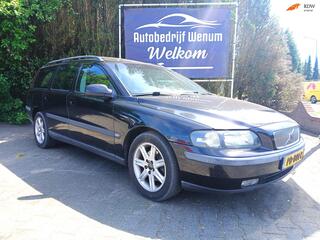 VOLVO V70 2.4 Comfort Line NIEUWEAPK. Schuifdak, trekhaak, leer, enz.