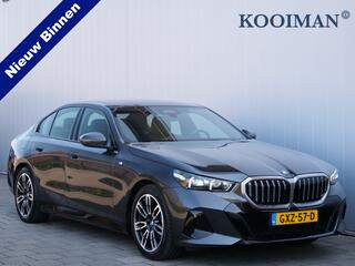 BMW 5-SERIE 520i 208 Pk Automaat M-pakket / Leer / Navi / DAB / Apple Carplay / Stoelkoeling