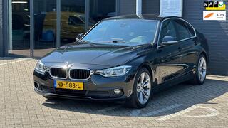 BMW 3-SERIE 320d EDE Centennial High Executive/NAVI/LEDER/NL-AUTO NAP!!
