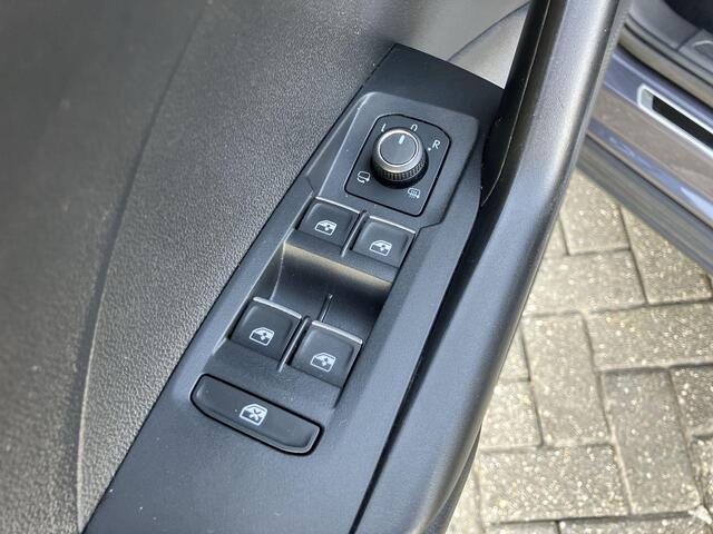 Volkswagen T-Cross 1.0TSI/110PK Life DSG � Apple/Android Car Play � Trekhaak � Camera + Parkeersensoren � Clima �