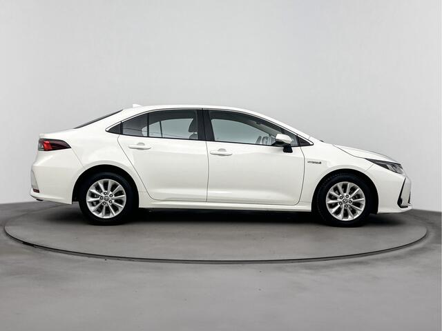 Toyota Corolla Sedan 1.8 Hybrid Active | NL-Auto | Apple Carplay/Android Auto | Parkeercamera | t/m 15-06 FA