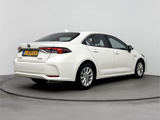 Toyota Corolla Sedan 1.8 Hybrid Active | NL-Auto | Apple Carplay/Android Auto | Parkeercamera | t/m 15-06 FA