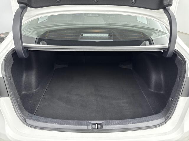 Toyota Corolla Sedan 1.8 Hybrid Active | NL-Auto | Apple Carplay/Android Auto | Parkeercamera | t/m 15-06 FA