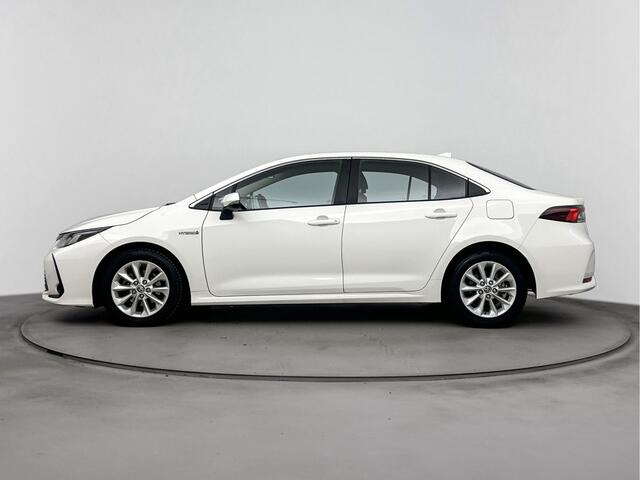Toyota Corolla Sedan 1.8 Hybrid Active | NL-Auto | Apple Carplay/Android Auto | Parkeercamera | t/m 15-06 FA