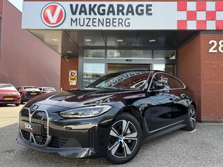 BMW i4 eDrive40 High Executive SOH 96% // SCHUIF-KANTELDAK // SPORT STOELEN // NAVI // CAMERA // ELEK. TREKHAAK // HEAD UP DISPLAY //