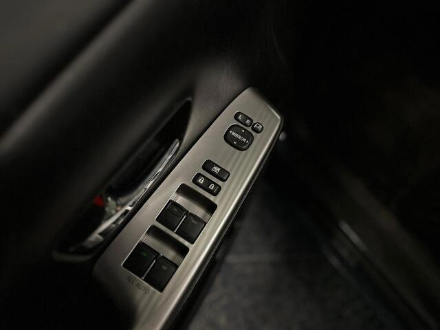 Toyota Prius 1.8 SkyView Edition | Hybride | Automaat | Panorama | Head Up | Camera | PDC | Trekhaak | LED | Dealer onderhouden|