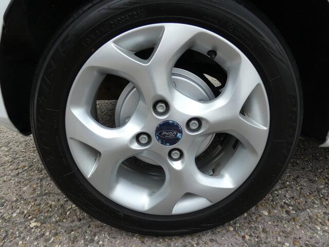 Ford Fiesta 1.25 Titanium|Airco|Leer|5 Deurs|LM-Velgen|Nw.APK|Getinte Ramen|Cruise Control..