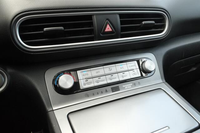 Hyundai Kona EV Premium 64 kWh | SOH 99% | Schuifdak | Stoelventilatie | Head