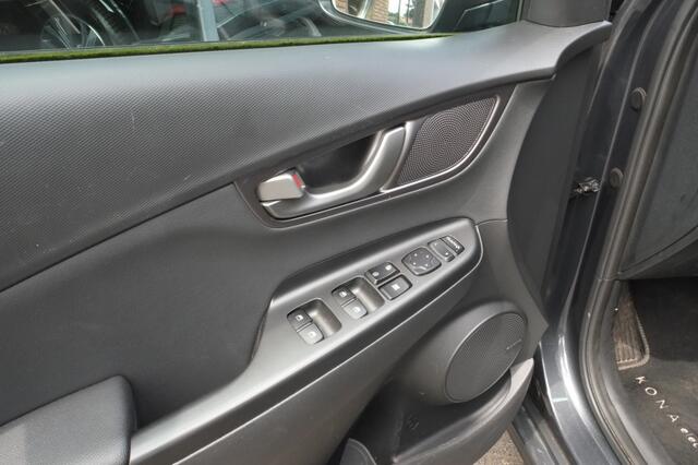 Hyundai Kona EV Premium 64 kWh | SOH 99% | Schuifdak | Stoelventilatie | Head