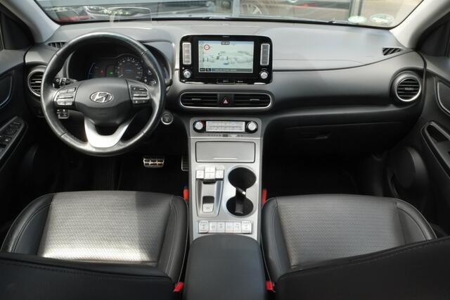 Hyundai Kona EV Premium 64 kWh | SOH 99% | Schuifdak | Stoelventilatie | Head