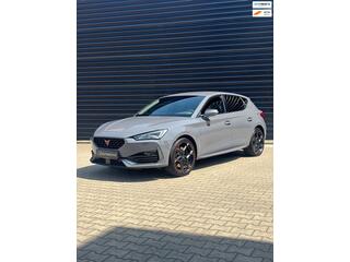 Cupra Leon 1.4 e-Hybrid VZ / CARPLAY / CAMERA / STOEL EN STUURVERWARMING /