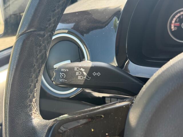 Volkswagen UP 1.0 high up Cruise | AC | Park | AEB