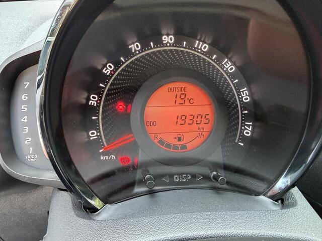 Toyota Aygo 1.0 VVT-i x-play AIRCO CAMERA LED