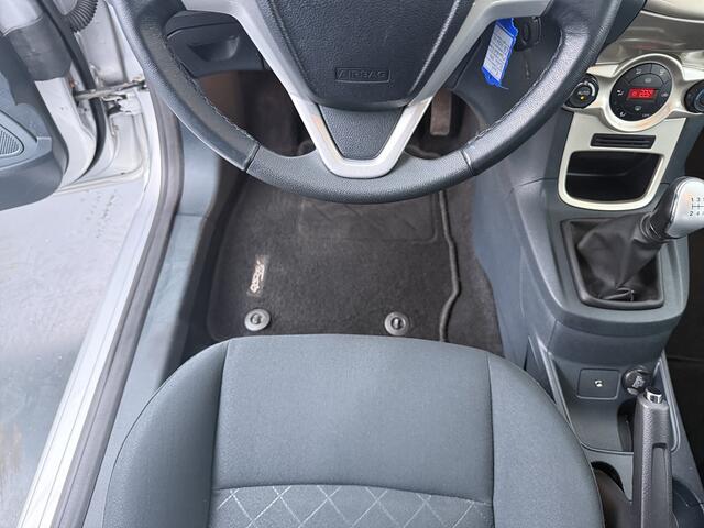 Ford Fiesta 1.25 82PK Ghia | Clima | Voorruitverwarming | Trekhaak | Parkeersensoren |