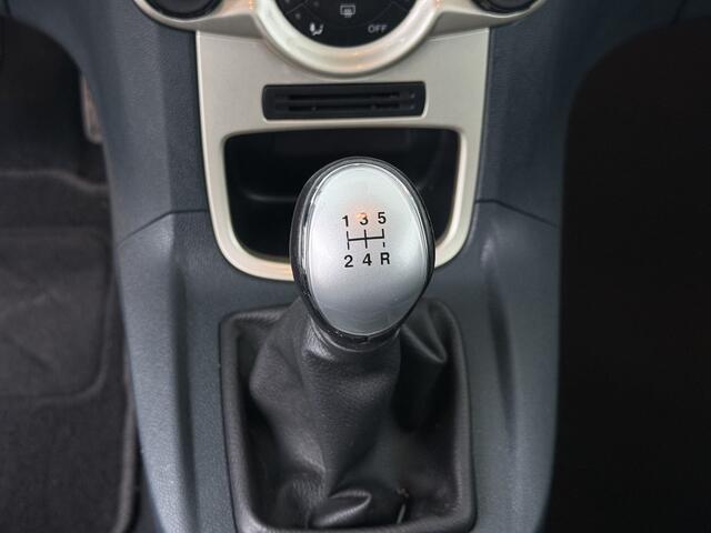 Ford Fiesta 1.25 82PK Ghia | Clima | Voorruitverwarming | Trekhaak | Parkeersensoren |