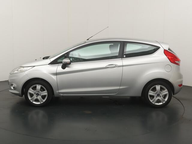 Ford Fiesta 1.25 82PK Ghia | Clima | Voorruitverwarming | Trekhaak | Parkeersensoren |
