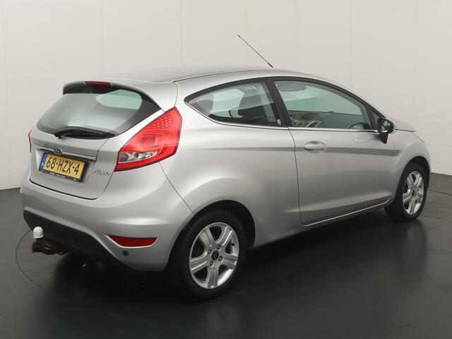 Ford Fiesta 1.25 82PK Ghia | Clima | Voorruitverwarming | Trekhaak | Parkeersensoren |