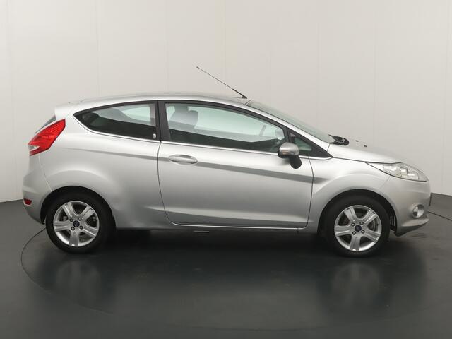 Ford Fiesta 1.25 82PK Ghia | Clima | Voorruitverwarming | Trekhaak | Parkeersensoren |