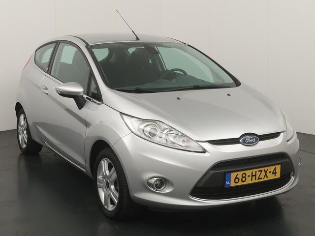 Ford Fiesta 1.25 82PK Ghia | Clima | Voorruitverwarming | Trekhaak | Parkeersensoren |
