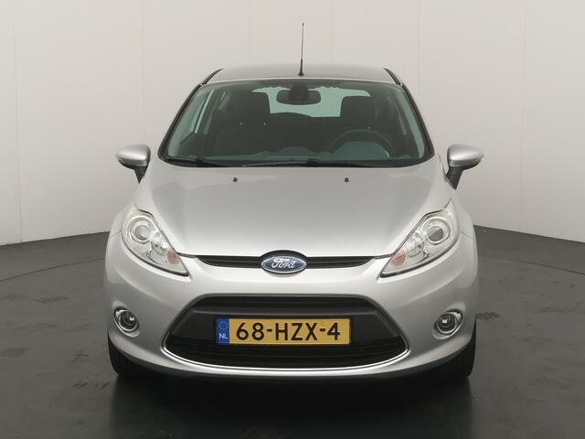Ford Fiesta 1.25 82PK Ghia | Clima | Voorruitverwarming | Trekhaak | Parkeersensoren |