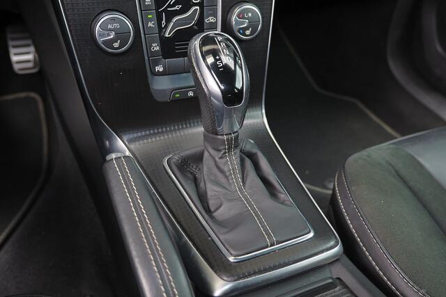 Volvo V40 T3 PolarPlus Sport - Panoramadak - Verwarmde voorstoelen - Parkeersensoren v/a - Parkeercamera achter - Park Pilot - Harman Kardon Audio - DAB - A