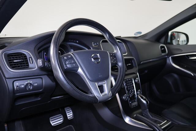 Volvo V40 T3 PolarPlus Sport - Panoramadak - Verwarmde voorstoelen - Parkeersensoren v/a - Parkeercamera achter - Park Pilot - Harman Kardon Audio - DAB - A