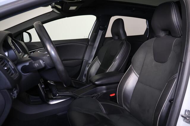 Volvo V40 T3 PolarPlus Sport - Panoramadak - Verwarmde voorstoelen - Parkeersensoren v/a - Parkeercamera achter - Park Pilot - Harman Kardon Audio - DAB - A