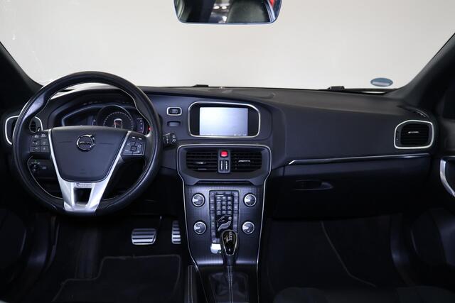 Volvo V40 T3 PolarPlus Sport - Panoramadak - Verwarmde voorstoelen - Parkeersensoren v/a - Parkeercamera achter - Park Pilot - Harman Kardon Audio - DAB - A