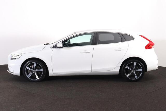Volvo V40 T3 PolarPlus Sport - Panoramadak - Verwarmde voorstoelen - Parkeersensoren v/a - Parkeercamera achter - Park Pilot - Harman Kardon Audio - DAB - A